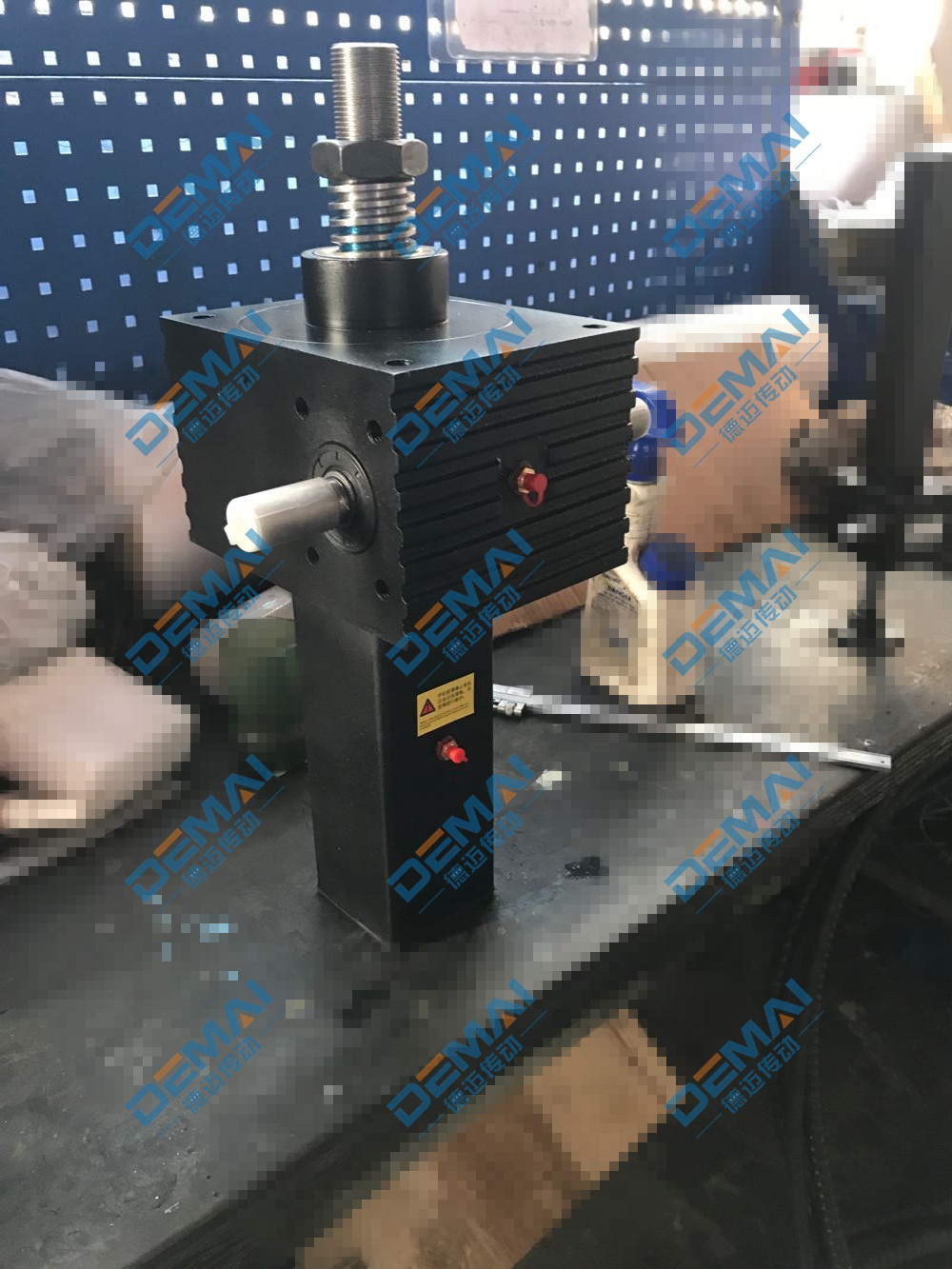 DMT黑色箱体丝杆升降机